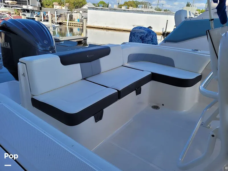 Slide: The Image of Robalo R242 Explorer 2022 - 13920668