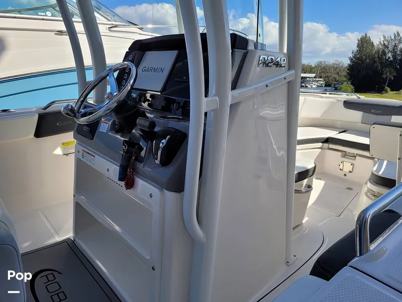 Slide: The Image of Robalo R242 Explorer 2022 - 13920670