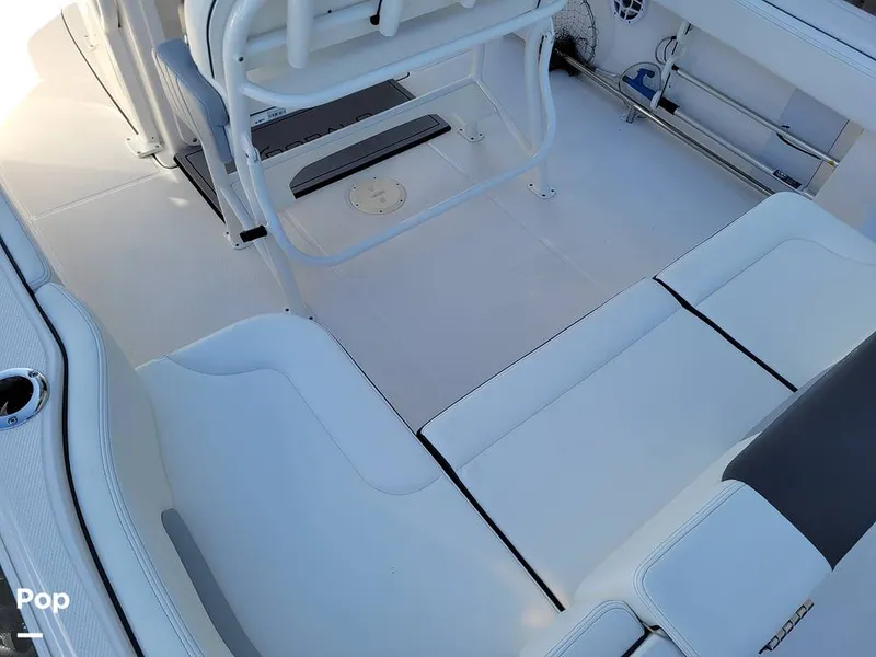 Slide: The Image of Robalo R242 Explorer 2022 - 13922079