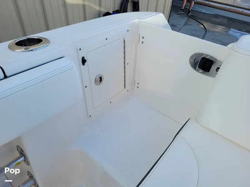 Slide: The Image of Robalo R242 Explorer 2022 - 13922083