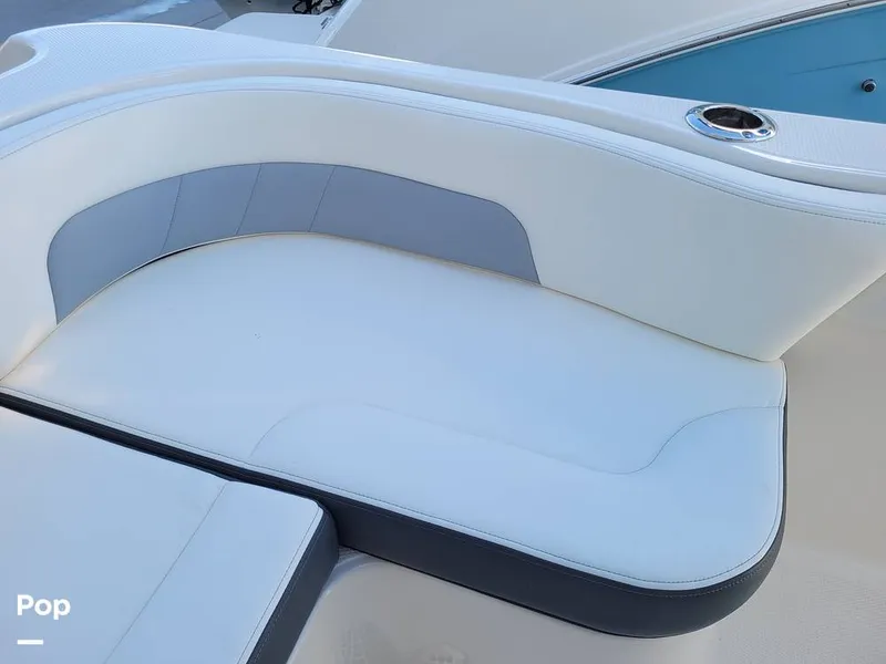 Slide: The Image of Robalo R242 Explorer 2022 - 13922089