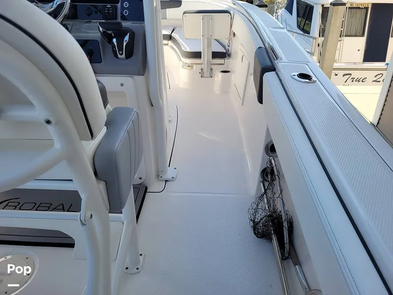Slide: The Image of Robalo R242 Explorer 2022 - 13922095