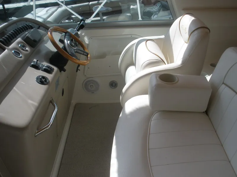 Slide: The Image of Interior of 2000 Sea Ray Sundancer 310 yacht. - 16