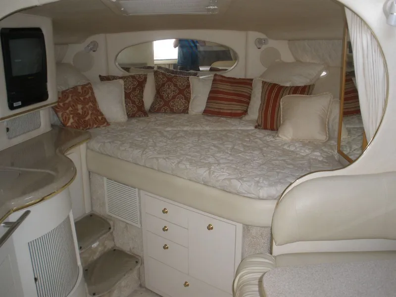 Slide: The Image of Interior of a 2000 Sea Ray Sundancer 310 yacht with cozy bed. - 23