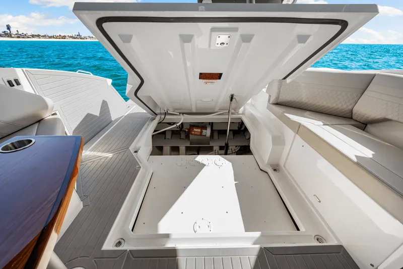 Slide: The Image of Cruisers 38 GLS Outboard 2025 - 57