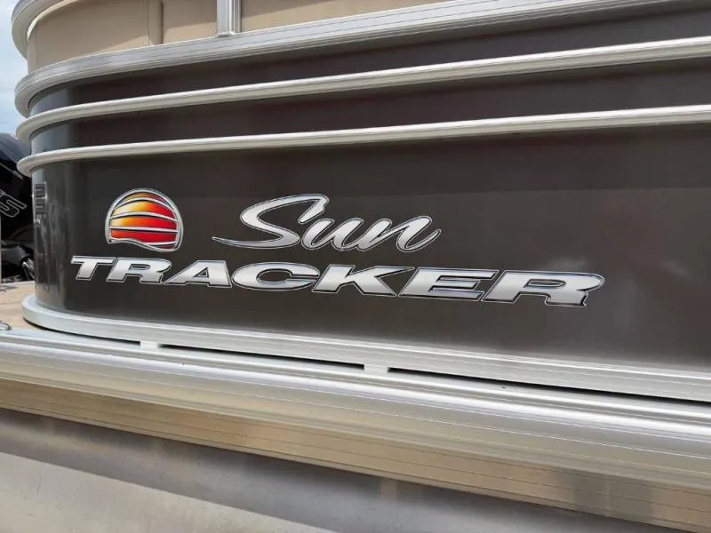 Slide: The Image of Sun Tracker DLX 22 RF 2023 - 11