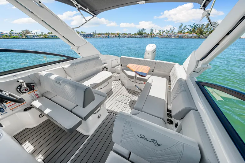 Slide: The Image of Sea Ray SDX 270 Outboard 2025 - 32