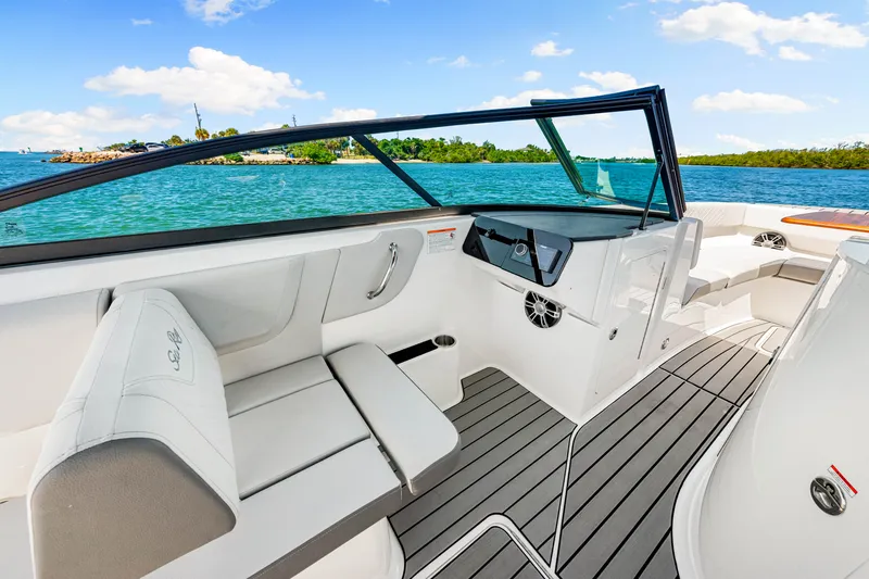 Slide: The Image of Sea Ray SDX 270 Outboard 2025 - 35