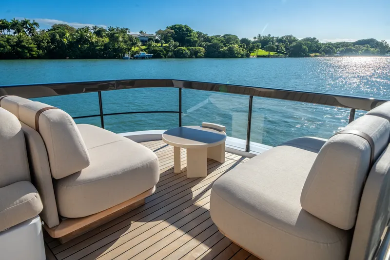 Slide: The Image of Azimut Fly 62 2026 - 24