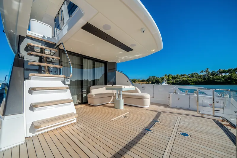 Slide: The Image of Azimut Fly 62 2026 - 26