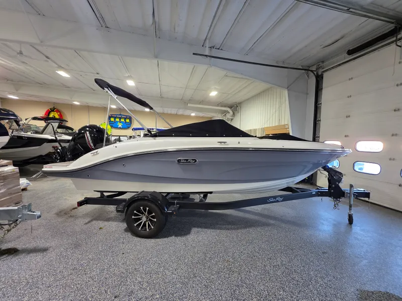 Slide: The Image of Sea Ray 19 SPX OB 2025 - 1
