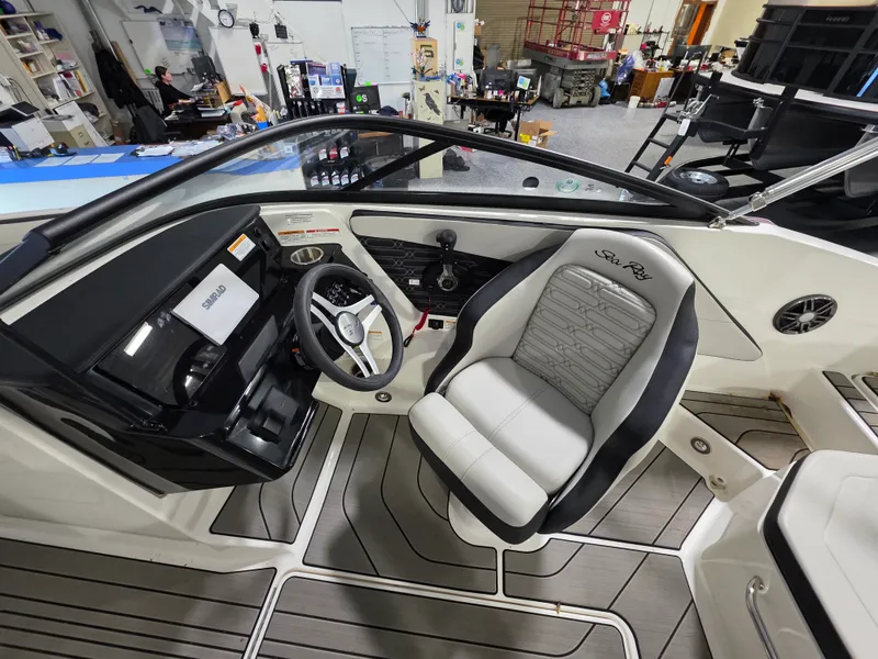 Slide: The Image of Sea Ray 19 SPX OB 2025 - 10