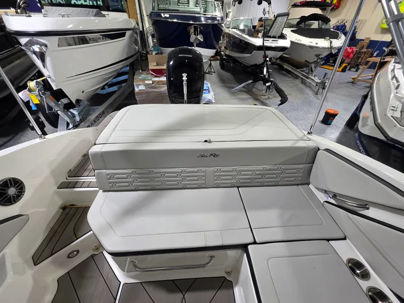 Slide: The Image of Sea Ray 19 SPX OB 2025 - 11