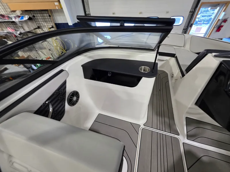 Slide: The Image of Sea Ray 19 SPX OB 2025 - 13