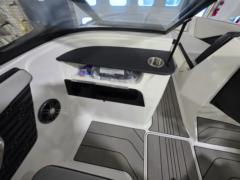 Slide: The Image of Sea Ray 19 SPX OB 2025 - 14