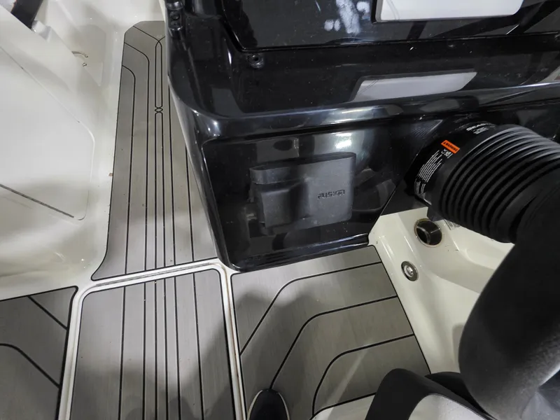 Slide: The Image of Sea Ray 19 SPX OB 2025 - 15