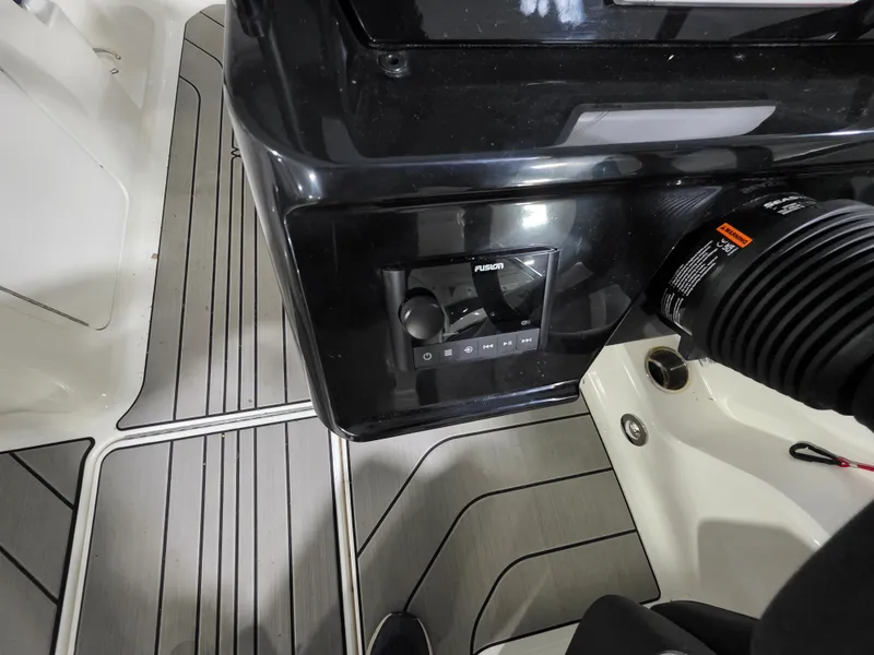 Slide: The Image of Sea Ray 19 SPX OB 2025 - 16