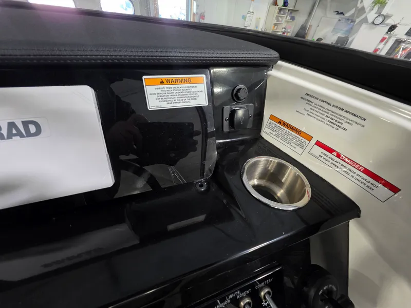 Slide: The Image of Sea Ray 19 SPX OB 2025 - 18