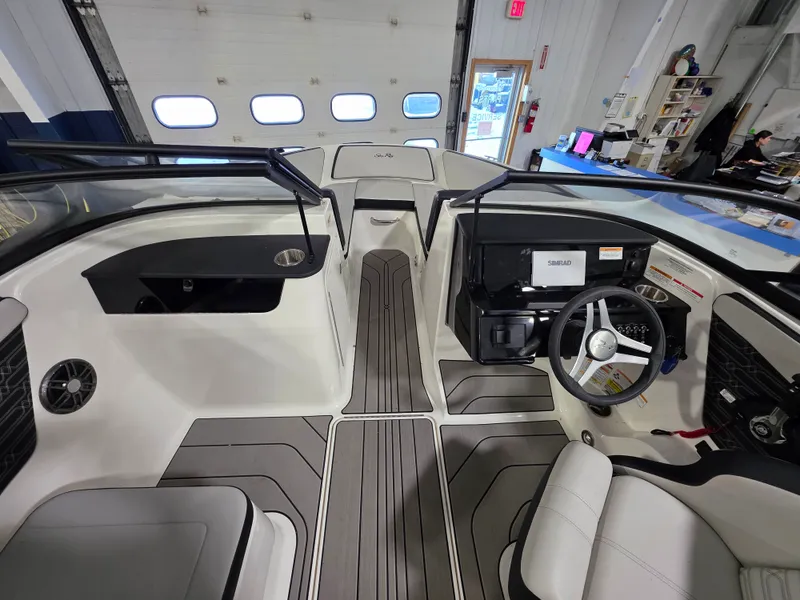 Slide: The Image of Sea Ray 19 SPX OB 2025 - 3