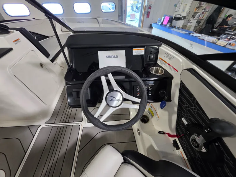 Slide: The Image of Sea Ray 19 SPX OB 2025 - 4