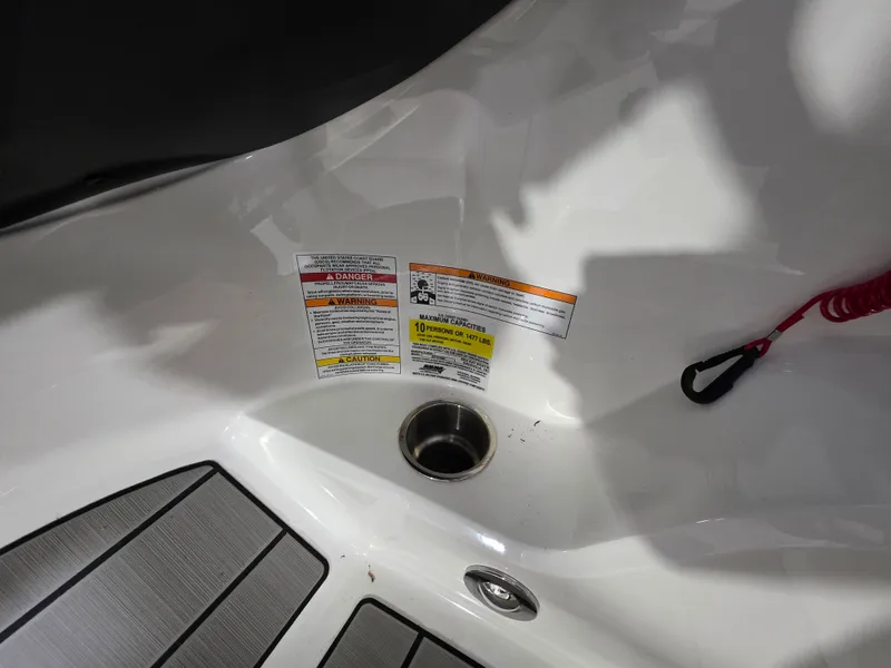 Slide: The Image of Sea Ray 19 SPX OB 2025 - 5