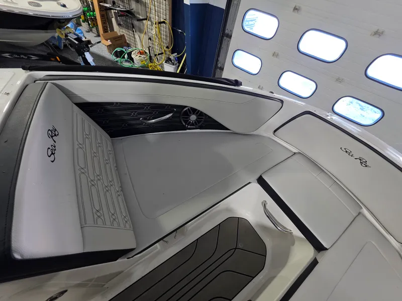 Slide: The Image of Sea Ray 19 SPX OB 2025 - 6