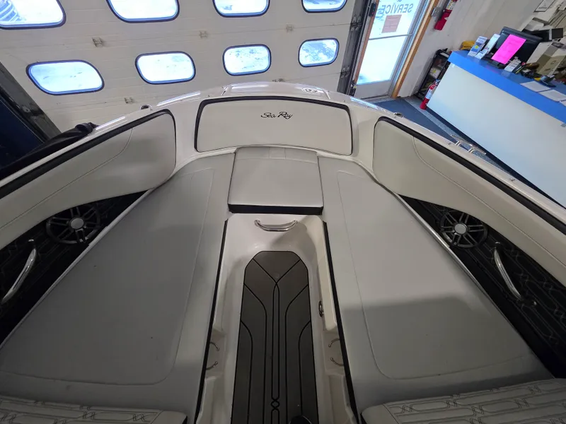 Slide: The Image of Sea Ray 19 SPX OB 2025 - 7