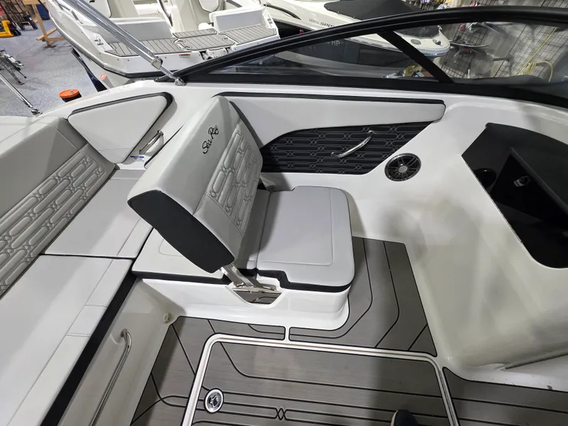 Slide: The Image of Sea Ray 19 SPX OB 2025 - 8