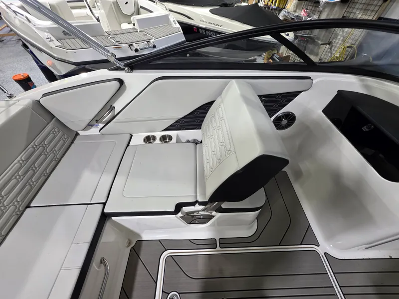 Slide: The Image of Sea Ray 19 SPX OB 2025 - 9