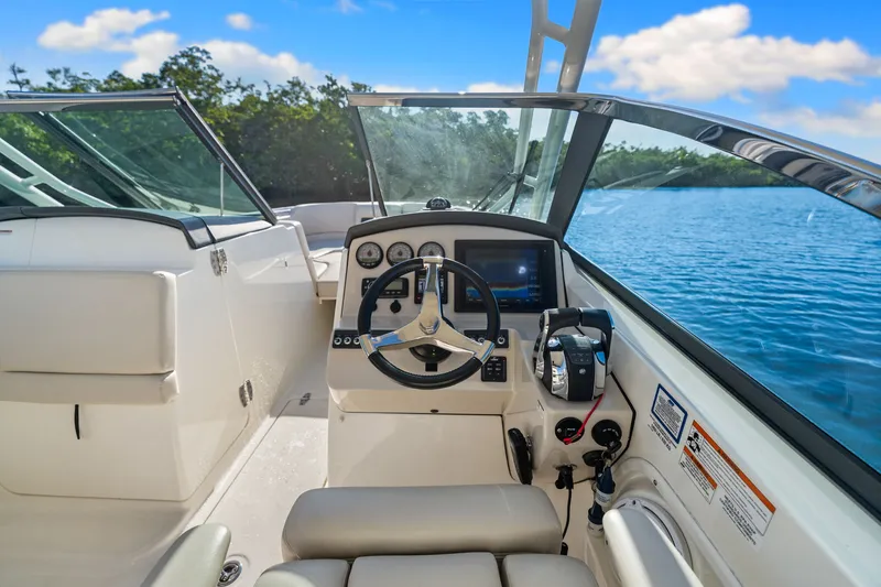 Slide: The Image of Boston Whaler 270 VANTAGE 2015 - 16