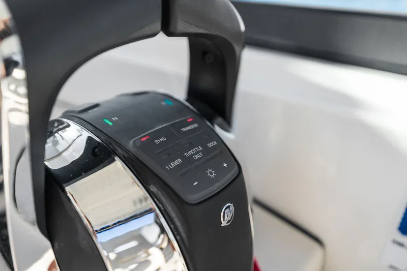 Slide: The Image of Boston Whaler 270 VANTAGE 2015 - 21