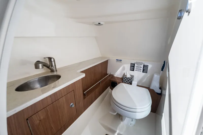 Slide: The Image of Boston Whaler 270 VANTAGE 2015 - 35