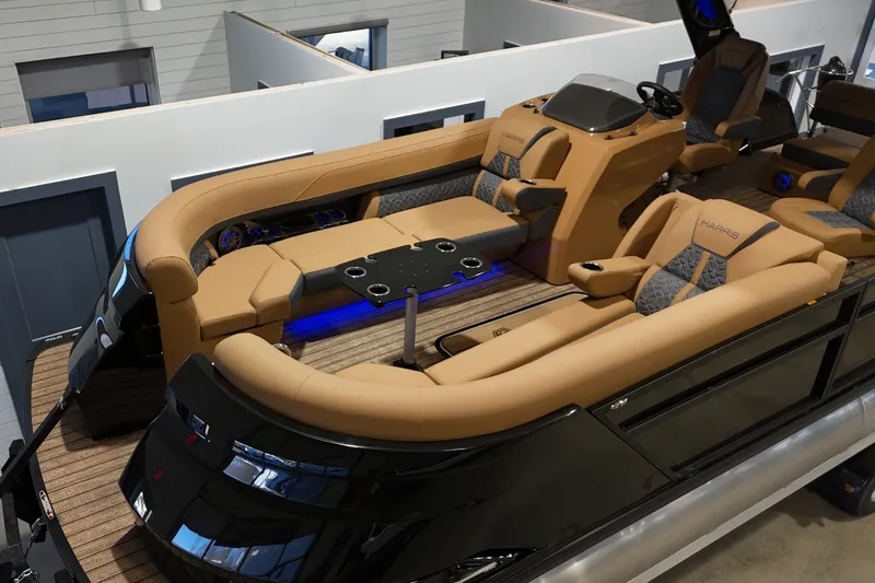 Slide: The Image of Harris Grand Mariner 250 2026 - 25