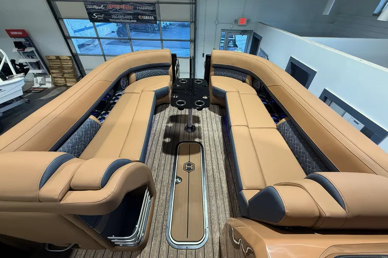 Slide: The Image of Harris Grand Mariner 250 2026 - 26