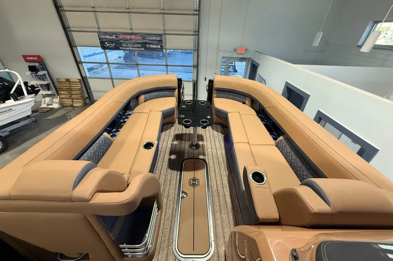 Slide: The Image of Harris Grand Mariner 250 2026 - 27