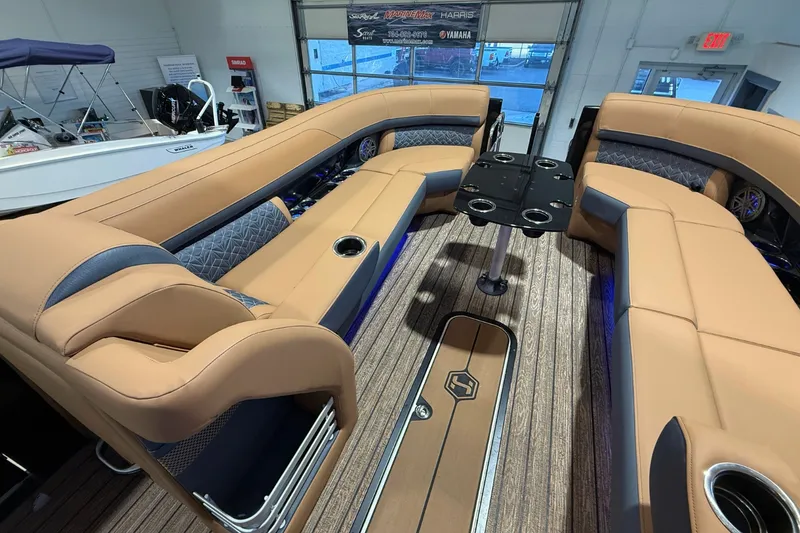 Slide: The Image of Harris Grand Mariner 250 2026 - 28