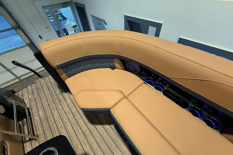 Slide: The Image of Harris Grand Mariner 250 2026 - 30