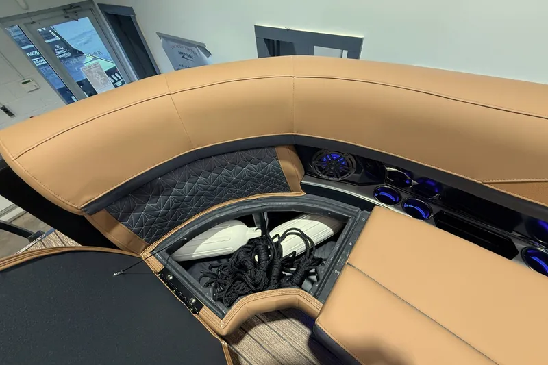 Slide: The Image of Harris Grand Mariner 250 2026 - 31