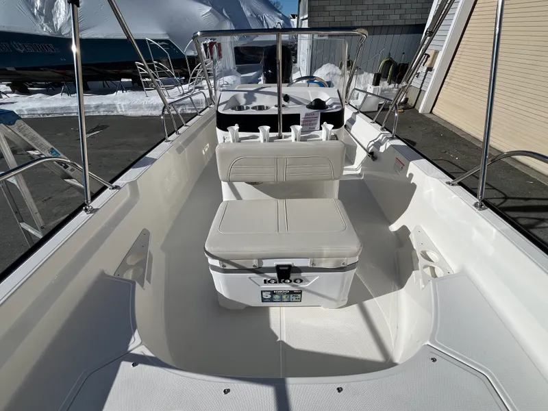 Slide: The Image of Boston Whaler 170 Montauk 2026 - 15