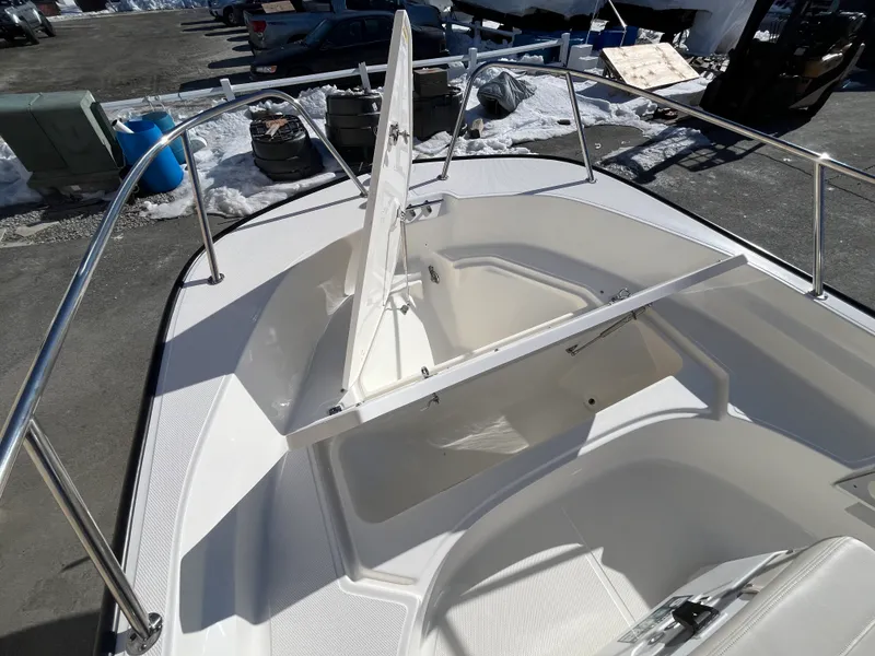 Slide: The Image of Boston Whaler 170 Montauk 2026 - 16