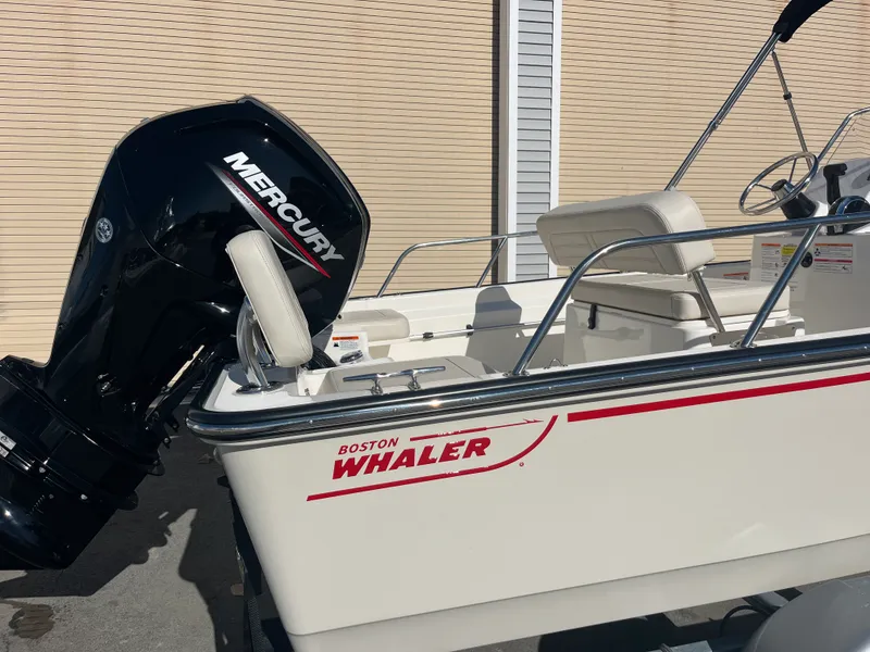 Slide: The Image of Boston Whaler 170 Montauk 2026 - 17