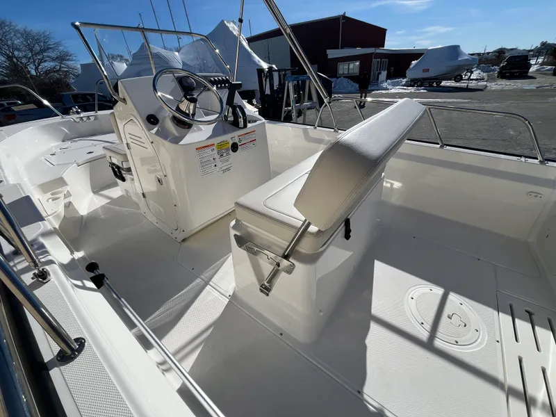 Slide: The Image of Boston Whaler 170 Montauk 2026 - 5
