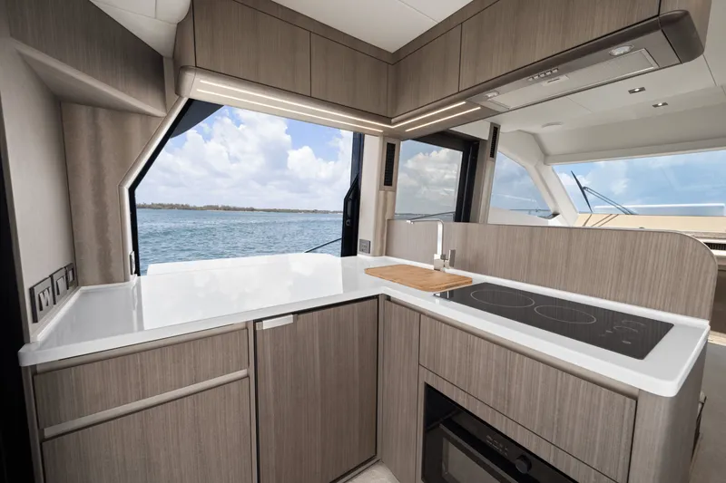 Slide: The Image of Galeon 480 FLY 2025 - 13