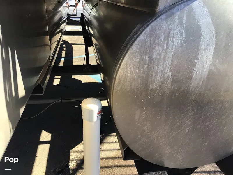 Slide: The Image of Sun Tracker Party Barge 22 DLX 2022 - 15071506