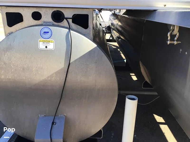 Slide: The Image of Sun Tracker Party Barge 22 DLX 2022 - 15071515