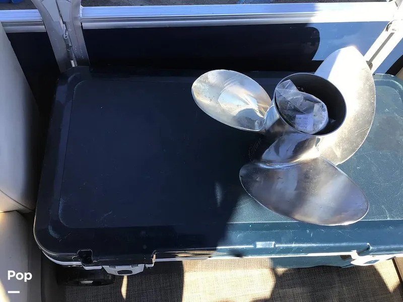 Slide: The Image of Sun Tracker Party Barge 22 DLX 2022 - 15071534