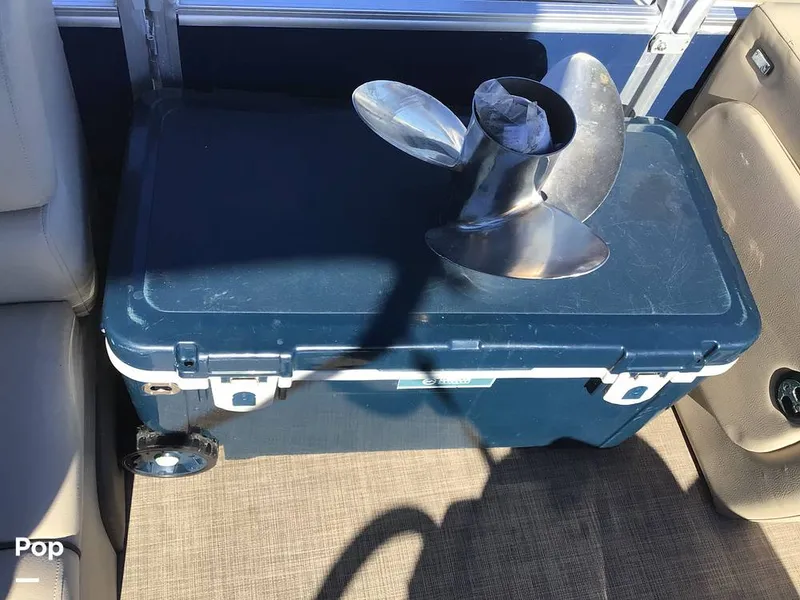 Slide: The Image of Sun Tracker Party Barge 22 DLX 2022 - 15071535