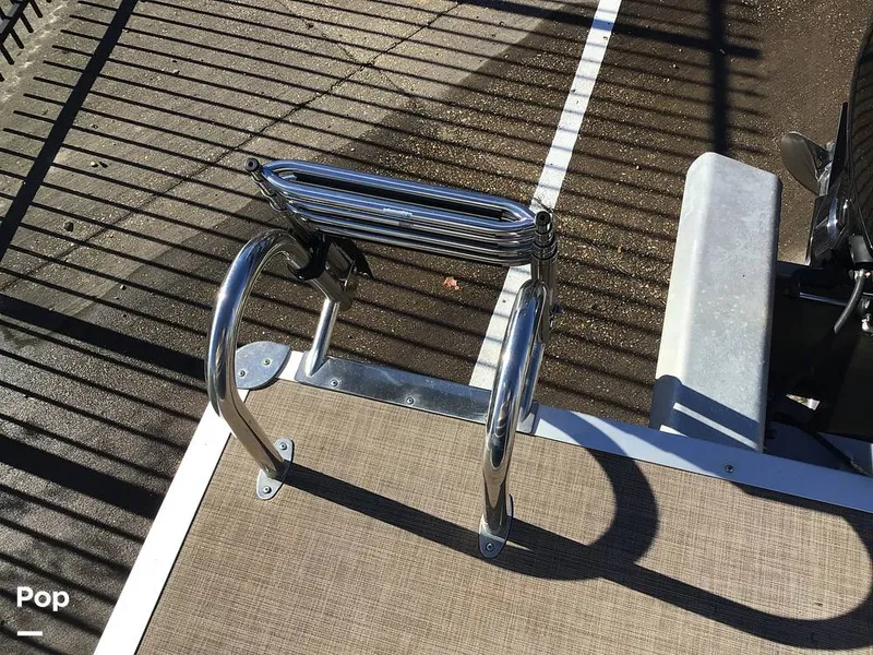 Slide: The Image of Sun Tracker Party Barge 22 DLX 2022 - 15071546