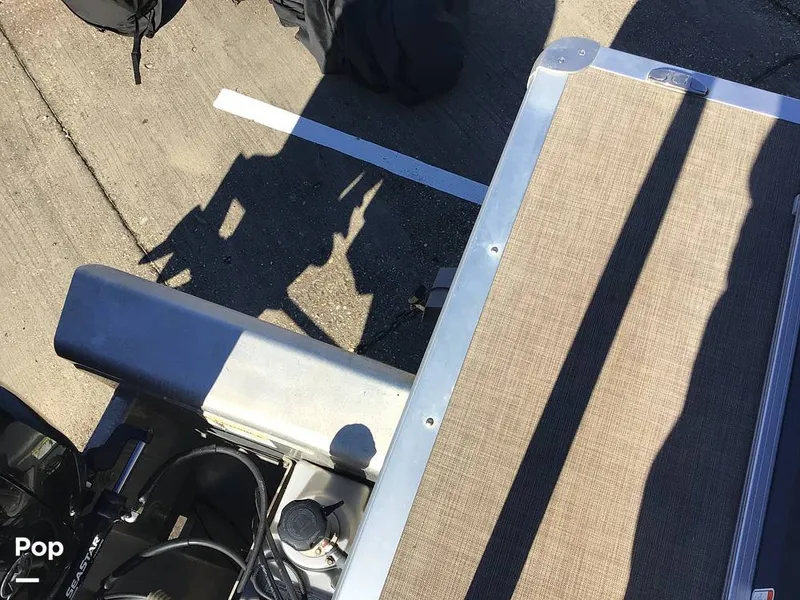 Slide: The Image of Sun Tracker Party Barge 22 DLX 2022 - 15071548