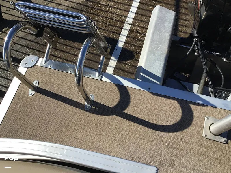 Slide: The Image of Sun Tracker Party Barge 22 DLX 2022 - 15071550